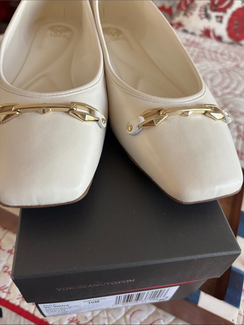 Vince Camuto Ivory Leather VIRNA Flats with Gold Hardware SZ 10M (Like New)